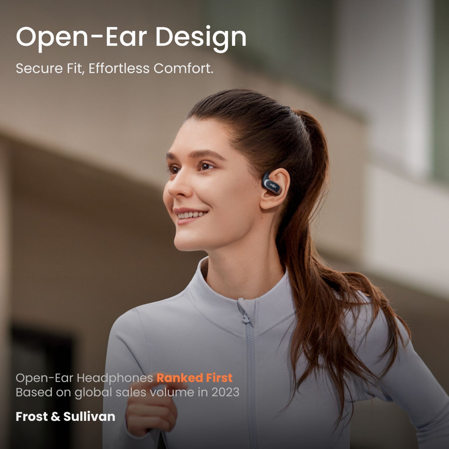Shokz OpenFit Air trådløse øretelefoner sort, open-ear design, bæres af kvinde i sportstøj under løbetur.