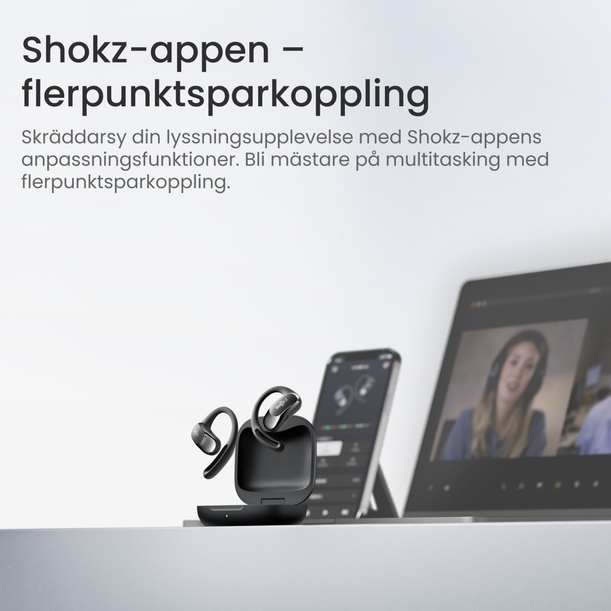 Shokz OpenFit Air trådløse øretelefoner sorterer i opladeetui, svensk tekst om multipoint-forbindelse på baggrund.