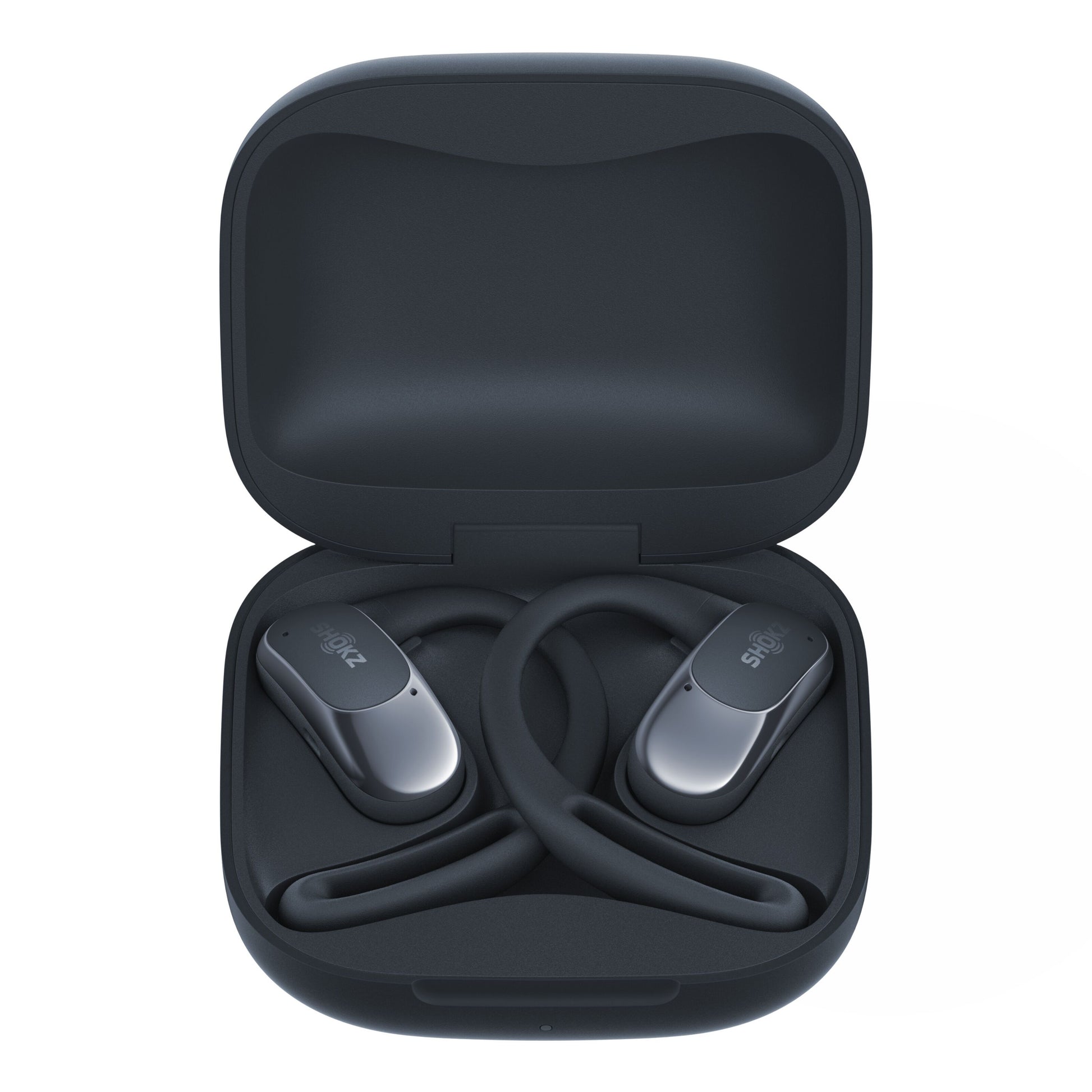 Shokz OpenFit Air trådløse øretelefoner sorterer i åben opladeetui med synlige ørekroge og begge enheder på plads.