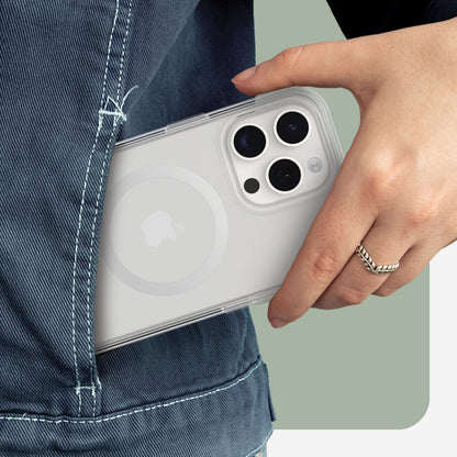 IPhone 15 Pro med klar MagSafe Symmetry cover, kamera og MagSafe cirkel synlig, skubbes i baglomme af blå denim.