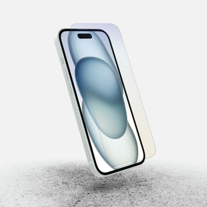 IPhone 15 Plus med Otterbox Premium Pro Glass skærmbeskyttelse vinkelret ved siden af, blå-hvidt display vises.