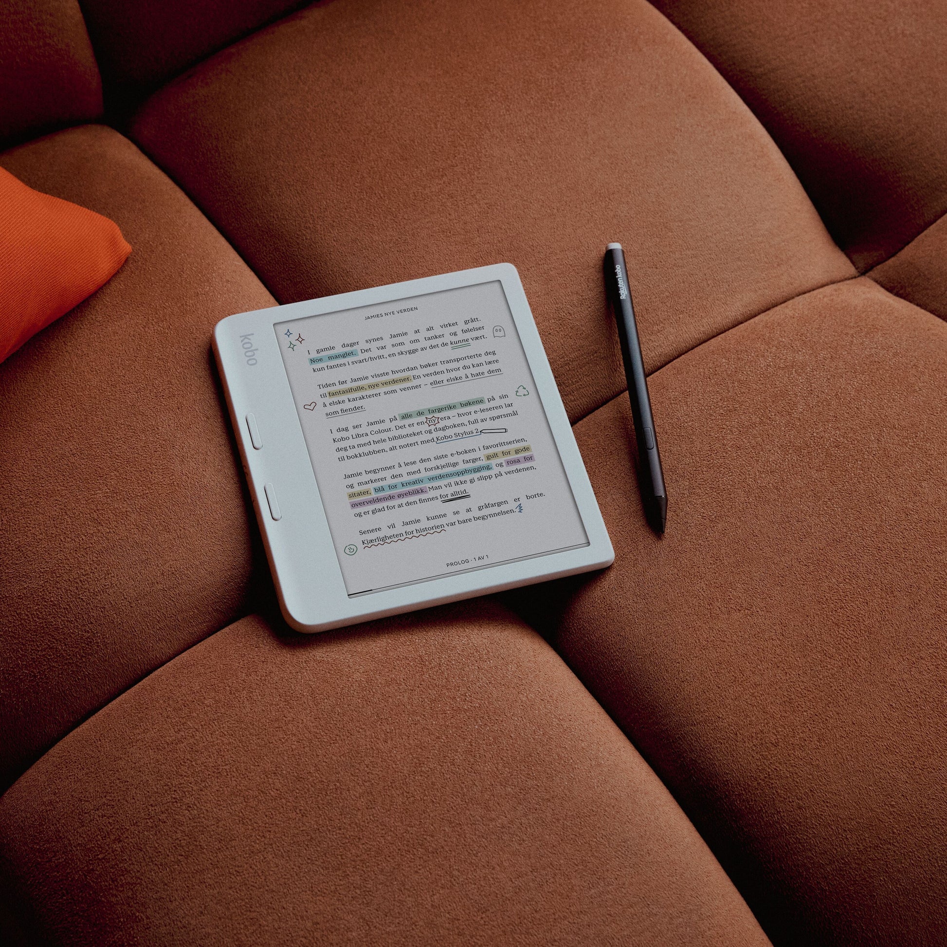 Kobo Libra Colour 7" e-boglæser med E Ink Kaleido 3, norsk e-bog, farvede markeringer, ved siden af Kobo Stylus.