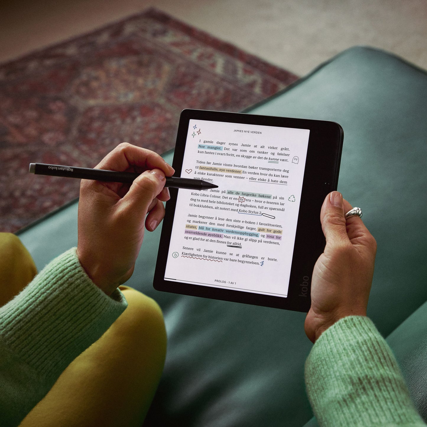 Kobo Libra Colour 7" læseplade sort, holdes i én hånd mens der annoteres med blyant.