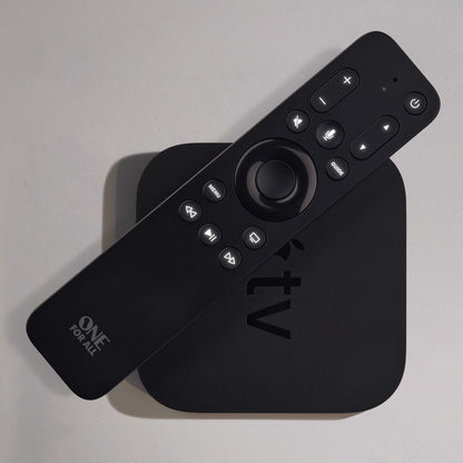 Oneforall En til alle Apple TV-fjernbetjening liggende diagonalt ovnpå sort Apple TV-boks på lys overflade.