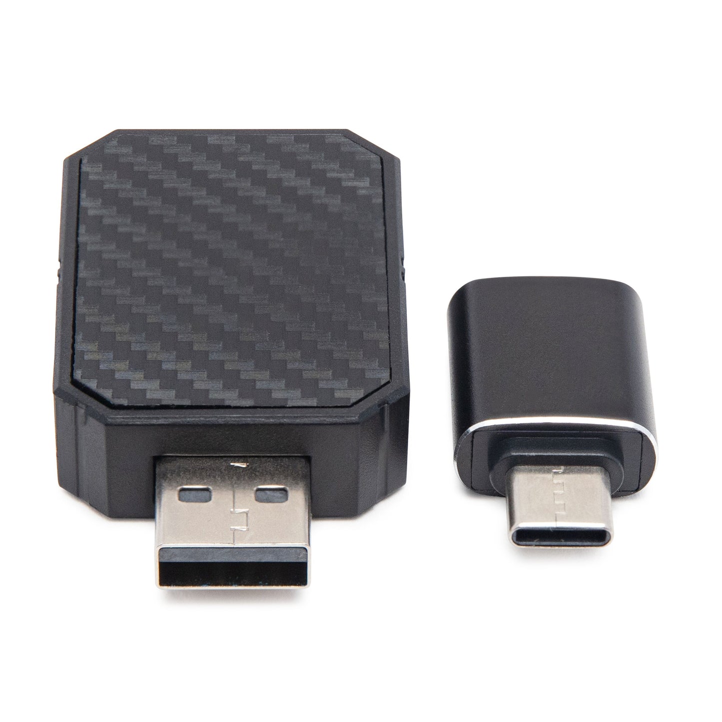 USB-A adapter med kulfiberlook og mindre sort USB-C til USB-A adapter, begge vist fra toppen.