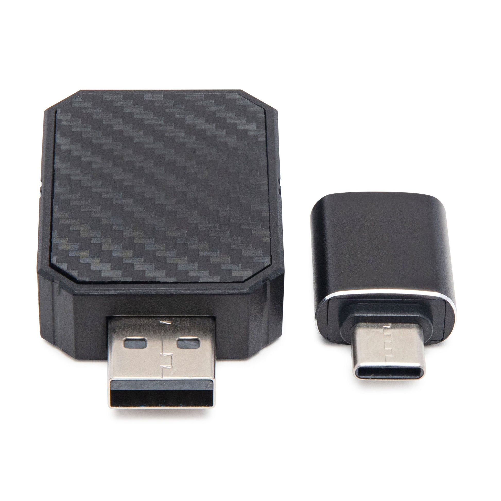 USB-A adapter med kulfiberlook og mindre sort USB-C til USB-A adapter, begge vist fra toppen.