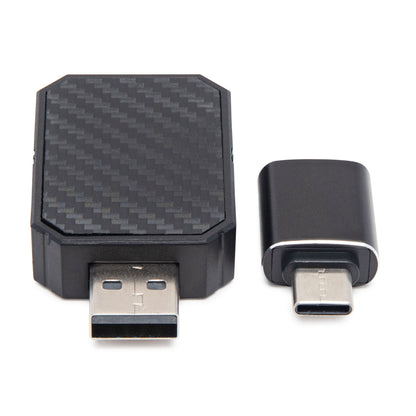 USB-A adapter med kulfiberlook og mindre sort USB-C til USB-A adapter, begge vist fra toppen.