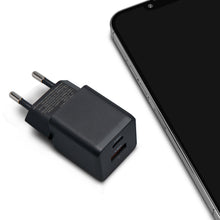 USB-C oplader 33W sort med to porte og GaN-teknologi ved siden af smartphone.