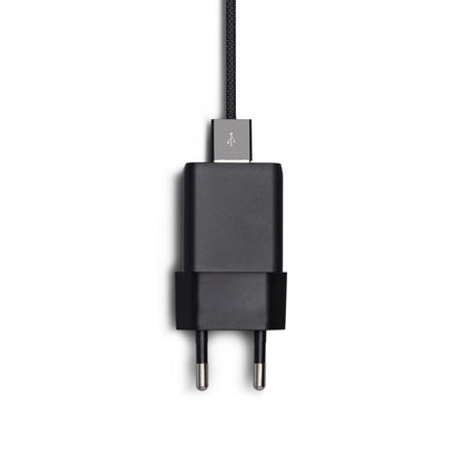 USB-C-oplader 33W sort med GaN-teknologi og flettet USB-C-kabel tilsluttet øverste port.