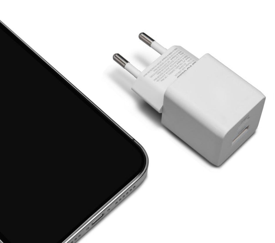 Linocell USB-C oplader 33W PD hvid, to runde stikben, delvis synlig smartphone med sort skærm.