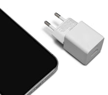 Linocell USB-C oplader 33W PD hvid, to runde stikben, delvis synlig smartphone med sort skærm.