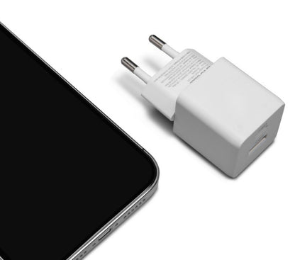 Linocell USB-C oplader 33W PD hvid, to runde stikben, delvis synlig smartphone med sort skærm.