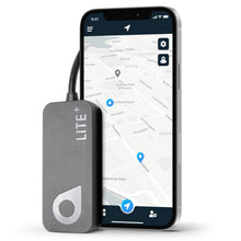 Swetrack Lite+ (Gen2) GPS sort, lavt strømforbrug, realtidssporing, rundt logo nederst til venstre, tilsluttet smartphone.