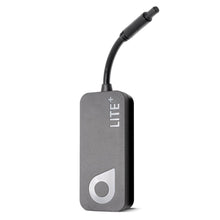 Swetrack Lite+ Gen2 GPS-tracker, sort, LITE+-label, kort fleksibelt kabel med rundt stik, sølvlogo nederst foran.