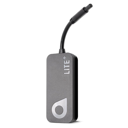 Swetrack Lite+ Gen2 GPS-tracker, sort, LITE+-label, kort fleksibelt kabel med rundt stik, sølvlogo nederst foran.