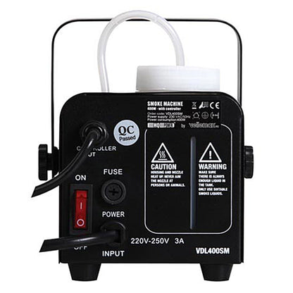Hqpower Røgmaskine 400 W bagfra med advarselsmærkater, tænd/sluk-knap, sikring, strømstik, ledning og væskeslange, model VDL400SM.