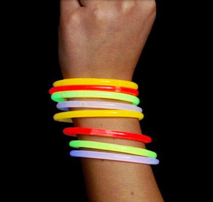Hqpower Glowsticks 50-pak blandet, gule, røde, grønne og lilla på håndled mod sort baggrund.