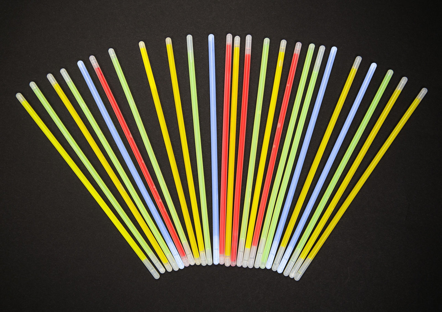 Glowsticks 50-pak Blandet, overvejende gule med rød, blå, orange og grøn i mix, blanderør synlige.