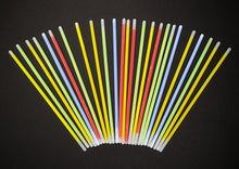 Glowsticks 50-pak Blandet, overvejende gule med rød, blå, orange og grøn i mix, blanderør synlige.