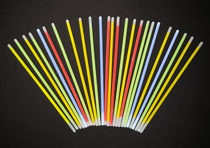 Glowsticks 50-pak Blandet, overvejende gule med rød, blå, orange og grøn i mix, blanderør synlige.