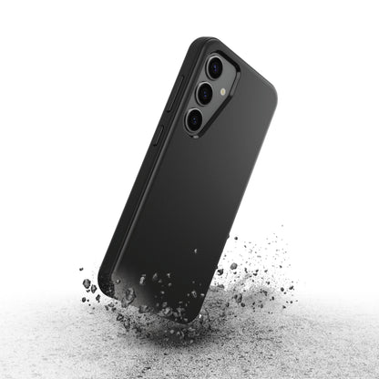 Sort Otterbox Symmetry Robustt cover til Galaxy S24 ved stød med støv og snavs, der viser fald- og stødmodstand.
