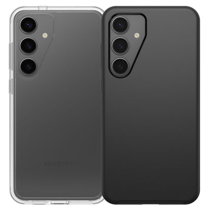Samsung Galaxy S24 Plus gennemsigtigt cover med synligt logo, ved siden af model i sort etui, begge med triple bagkamera.