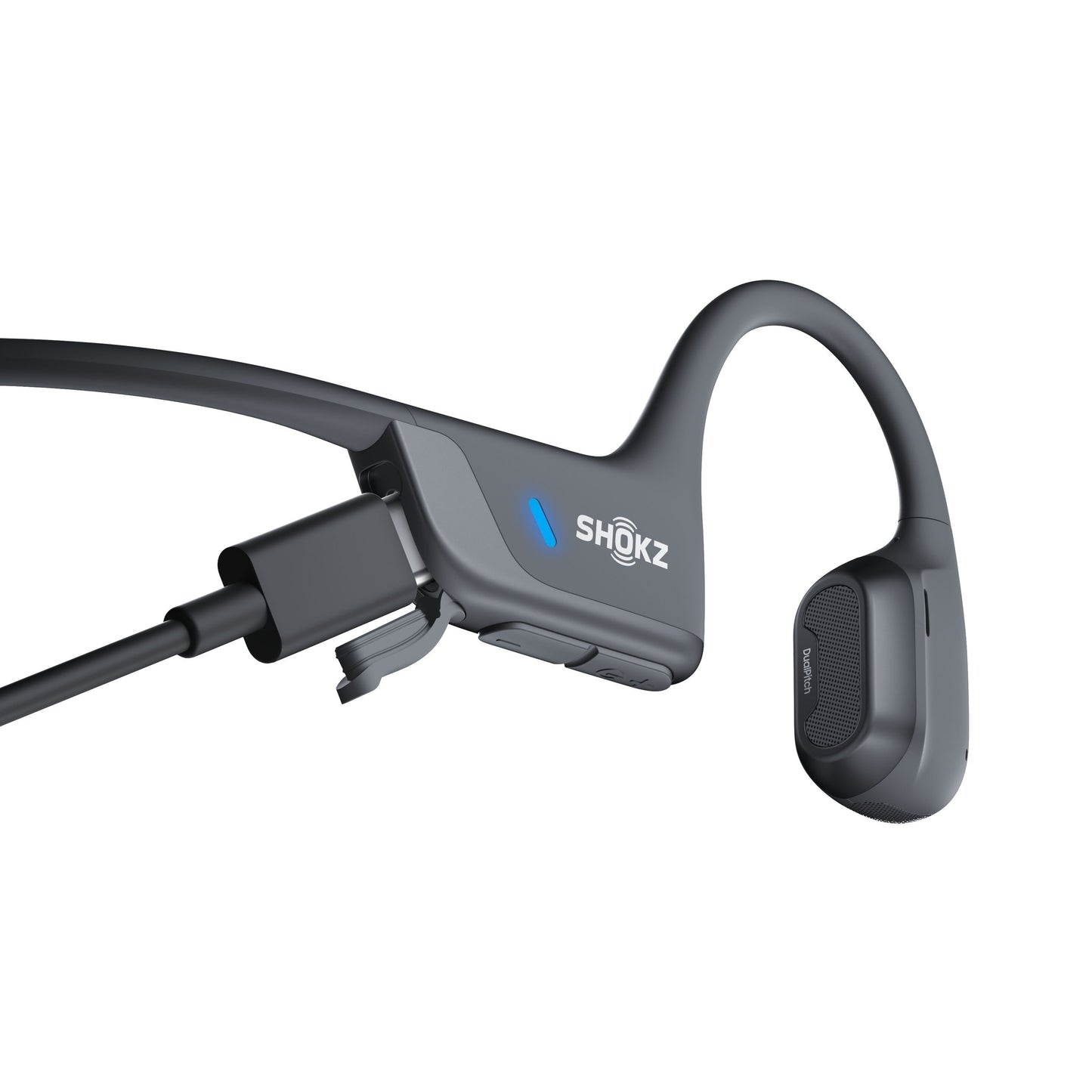 Shokz OpenRun Pro 2 trådløse hovedtelefoner sort, Bluetooth 5.3, tilsluttet opladerkabel, blå LED lyser.
