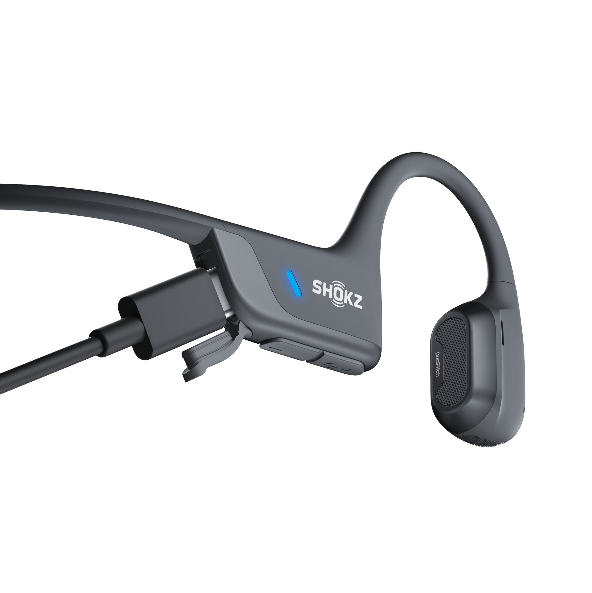 Shokz OpenRun Pro 2 trådløse hovedtelefoner sort, Bluetooth 5.3, tilsluttet opladerkabel, blå LED lyser.