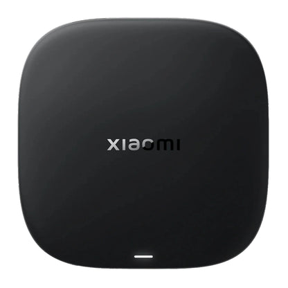 Xiaomi TV Box S 3. generation sort, firkantet med afrundede kanter og sølv Xiaomi-logo på toppen, set oppefra, 4K understøttelse.