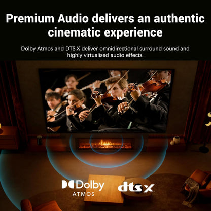 Xiaomi TV Stick 4K 2. gen vises med Dolby Atmos, DTS:X og Dolby Vision logo på TV i stue, blå lydbølger vises.