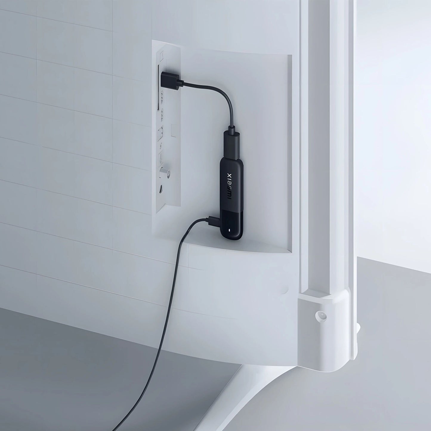 Xiaomi TV Stick 4K (2. gen.), sort, tilsluttet HDMI-port og USB-strøm på hvidt TV, Dolby Vision-logo synligt.