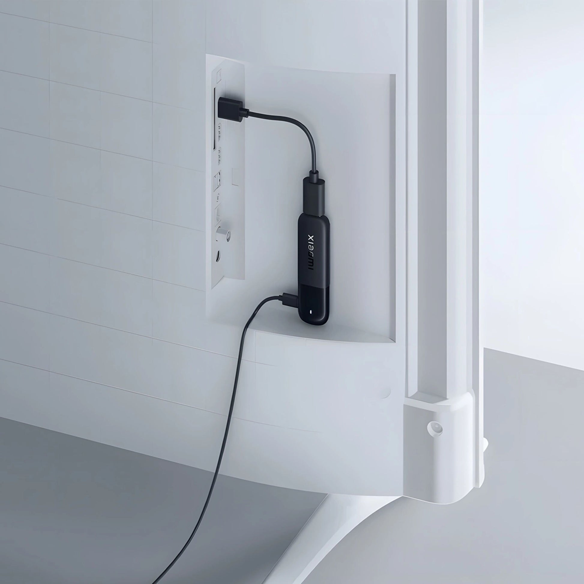 Xiaomi TV Stick 4K (2. gen.), sort, tilsluttet HDMI-port og USB-strøm på hvidt TV, Dolby Vision-logo synligt.