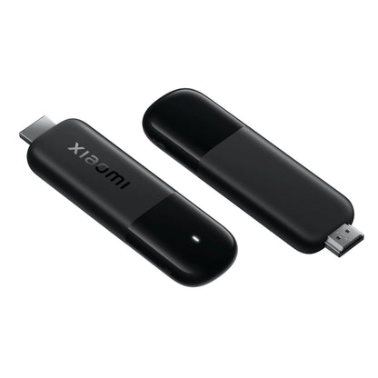 Xiaomi TV Stick 4K (2. gen.), sort, én med USB-C og én med HDMI, Dolby Vision logo synligt.