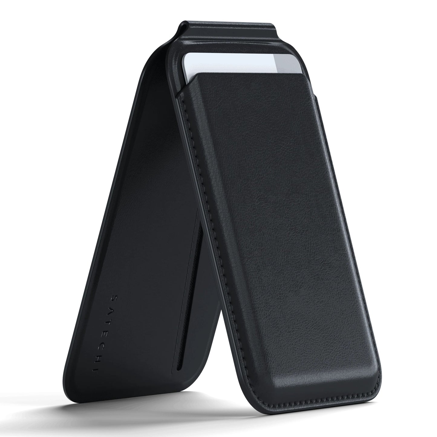 Satechi magnetisk kortholder med støttefunktion, sort vegansk læder, foldbar til iPhone 12, delvist indsat telefon.