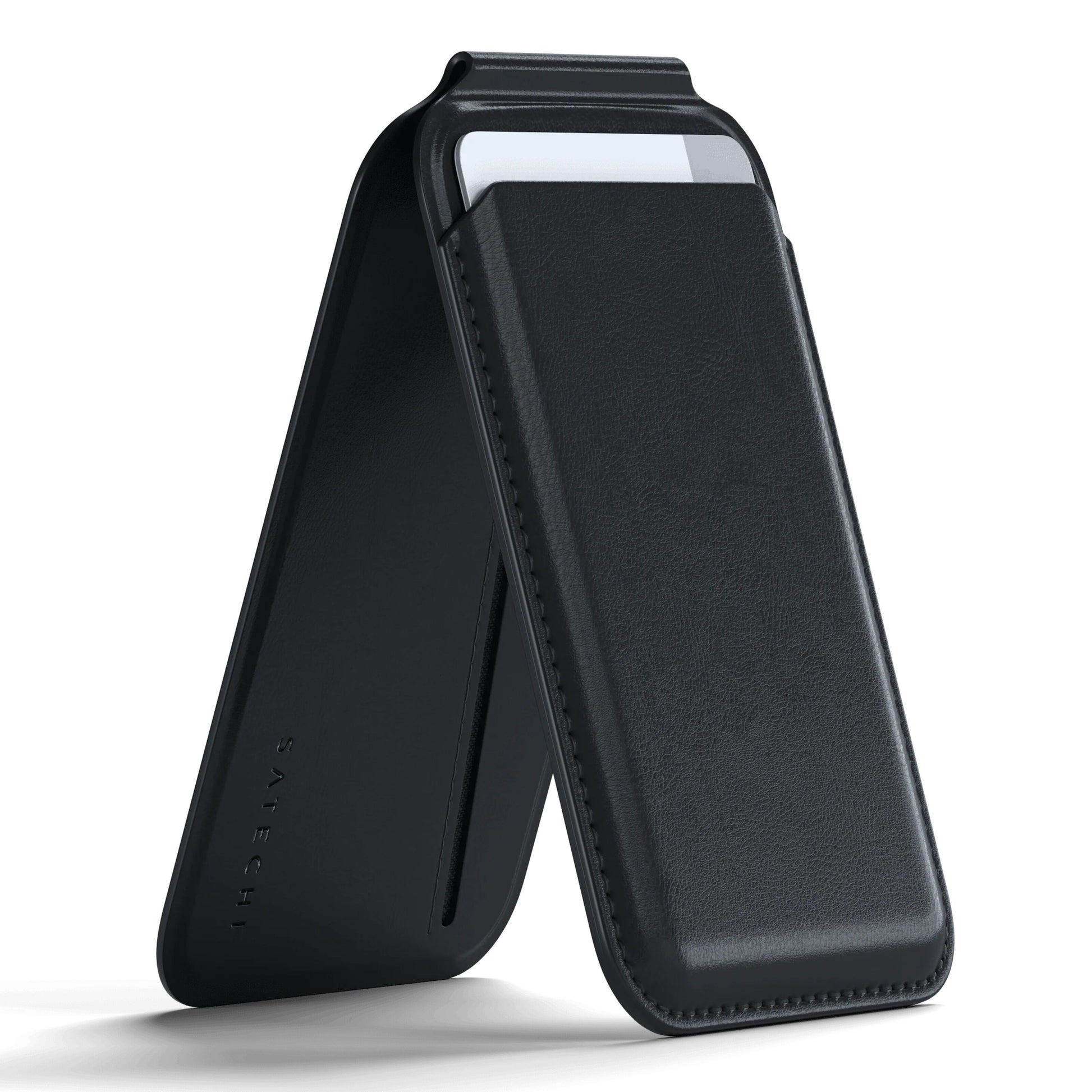 Satechi magnetisk kortholder med støttefunktion, sort vegansk læder, foldbar til iPhone 12, delvist indsat telefon.