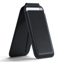 Satechi magnetisk kortholder med støttefunktion, sort vegansk læder, foldbar til iPhone 12, delvist indsat telefon.