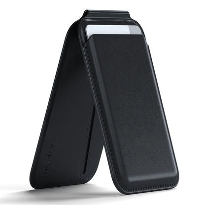 Satechi magnetisk kortholder med støttefunktion, sort vegansk læder, foldbar til iPhone 12, delvist indsat telefon.