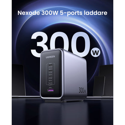 Ugreen multilader 300W med 5 porte, sort, centralt placeret omgivet af laptops på mørk baggrund.