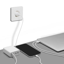 Premium GaN Multilader PD 3.0 100W hvid oplader smartphone og laptop via hvide kabler fra stik i grå bordplade.