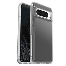 Symmetry Transparent cover til Google Pixel 8 Pro, viser mørk skærm, triple-kamera og synligt Google-logo gennem klar skal.