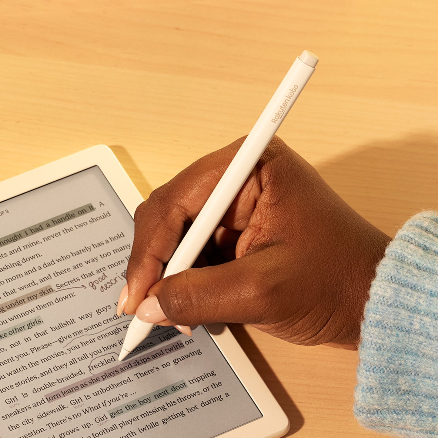 Kobo Stylus 2-pen Hvid med USB-C opladning bruges til at understrege tekst på tablet med markerede afsnit.