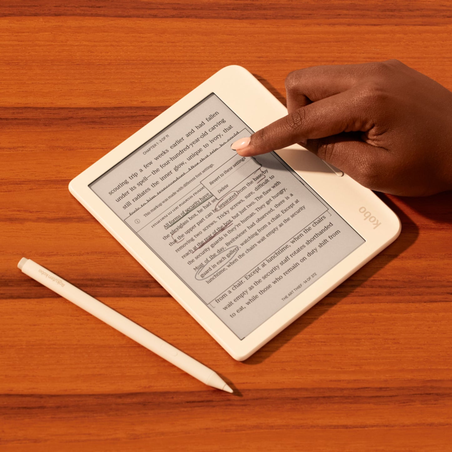 Kobo e-læser hvid med USB-C opladning, brugt med Kobo Stylus 2 Hvid, annoteret tekst på skærmen.
