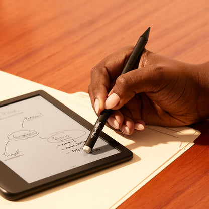Kobo Stylus 2-pen Hvid bruges til håndskrevne noter og diagrammer på digital tablet, skærmen viser indhold.