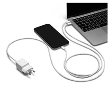 Smartphone tilsluttet laptop og vægoplader via hvid USB-C Power Delivery kabel, GaN USB-C oplader med PD 65W.