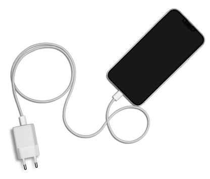 Hvid GaN USB-C oplader med PD 65W tilsluttet smartphone, opladningskabel danner løkke.