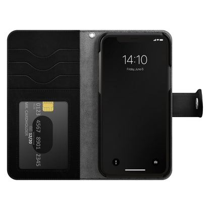 IDEAL OF SWEDEN Magnet Wallet+ mobilpung til iPhone 13/14 med tre kortholdere, én med gul-sort kreditkort, åben visning.