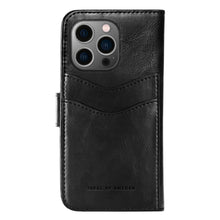 IDEAL OF SWEDEN sorterer magnetisk etui til iPhone 14 Pro med til kortholdere, kamerahul og mobilpung.