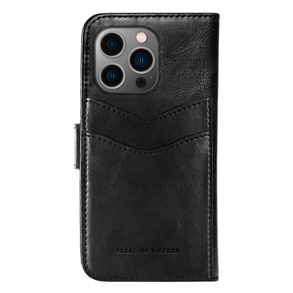 IDEAL OF SWEDEN sorterer magnetisk etui til iPhone 14 Pro med til kortholdere, kamerahul og mobilpung.