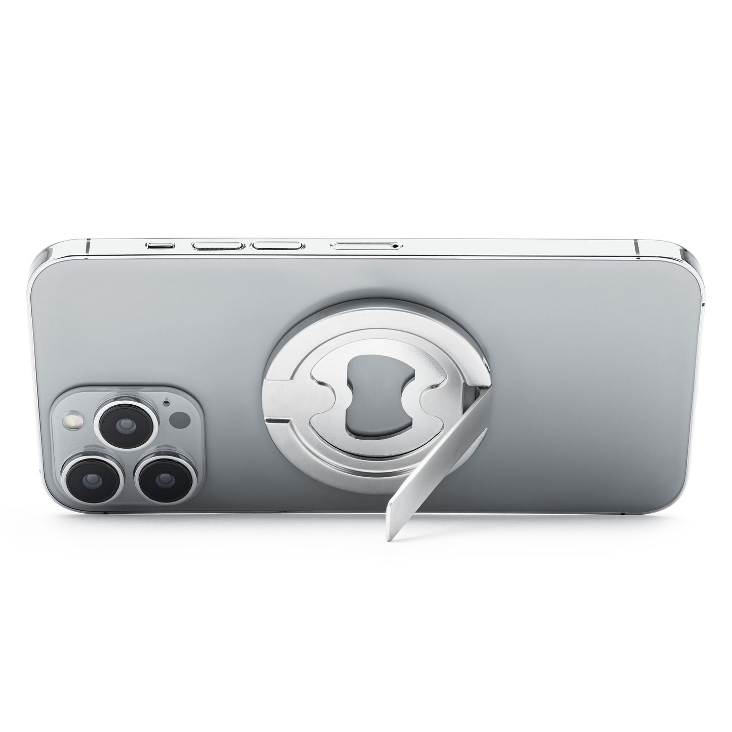 IPhone 12 sølv med magnetisk mobilholder og flaskeåbner, tre kameraer synlige i venstre hjørne, kompatibel med magnetiske covers.