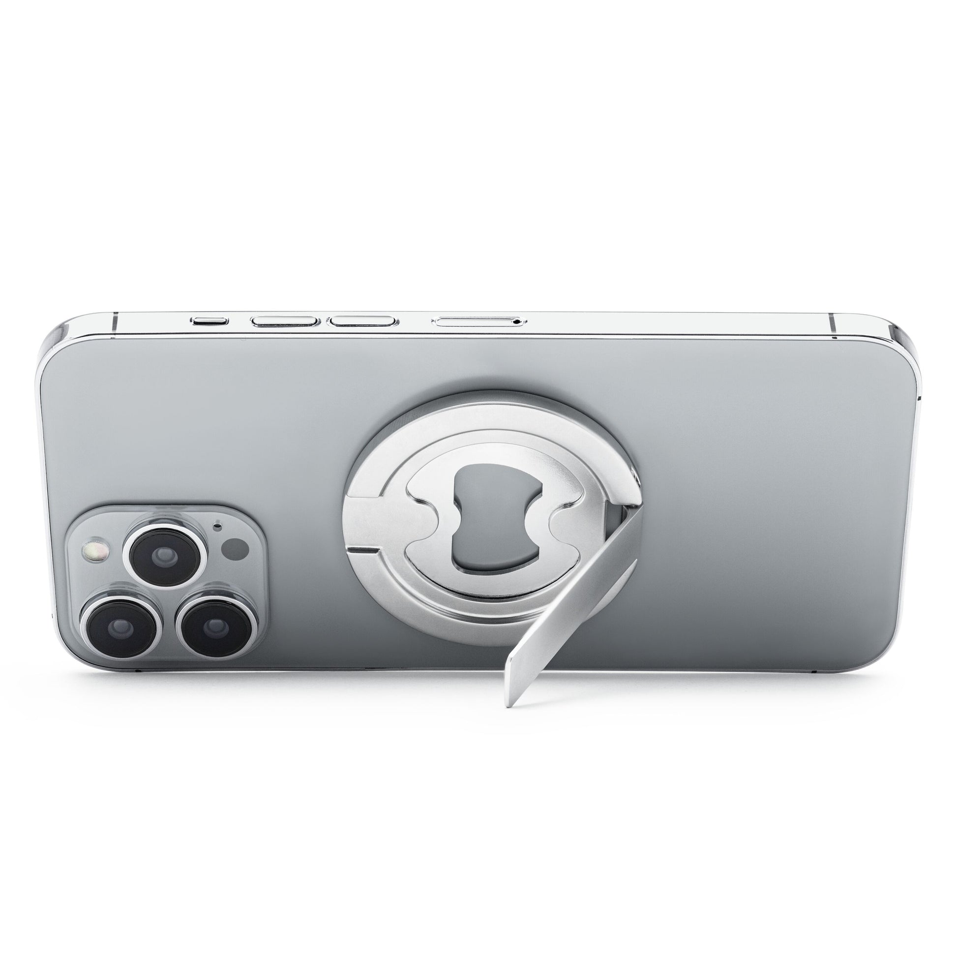 IPhone 12 sølv med magnetisk mobilholder og flaskeåbner, tre kameraer synlige i venstre hjørne, kompatibel med magnetiske covers.